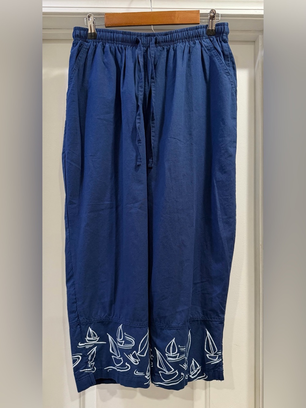 Erika Elastic Waist Pull-On Capri Cropped Pants Navy Blue White Sailboats Medium